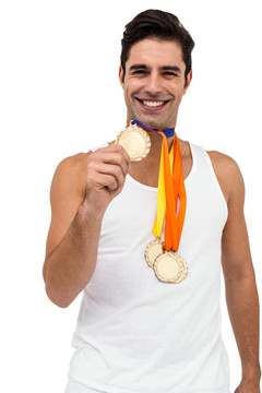 微笑着戴着奖牌的男人