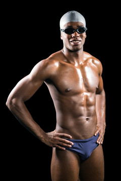 游泳运动员戴着游泳眼镜和帽子