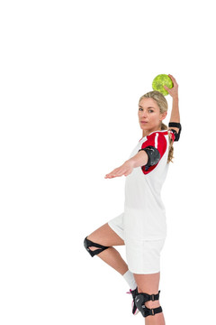 戴护肘的女运动员扔手球
