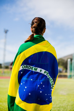 披着巴西国旗的女人