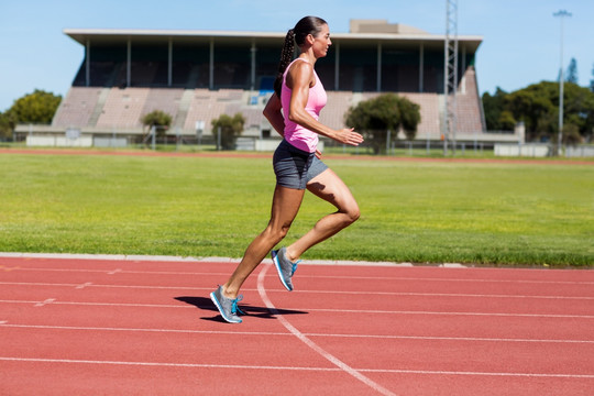女子运动员在跑道上跑步