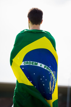 披着巴西国旗的男运动员