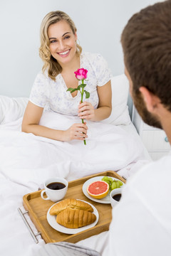 送老婆一朵玫瑰花的男人