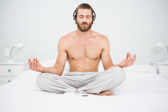 听音乐做瑜伽的男人