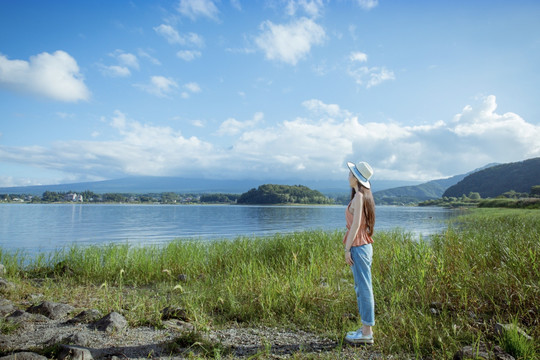 湖边女孩