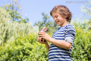 小男孩拿着一个兔子模型