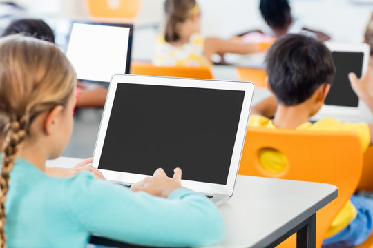学生在课堂上用笔记本电脑