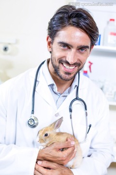 抱着兔子的兽医