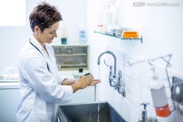女兽医微笑着洗手