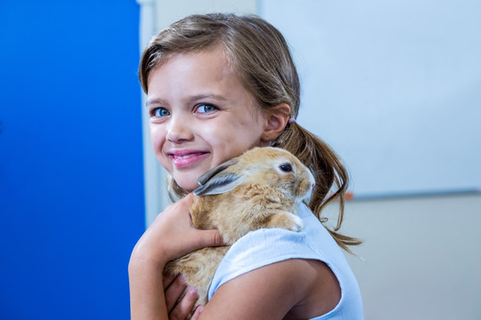 微笑着抱着兔子的女孩