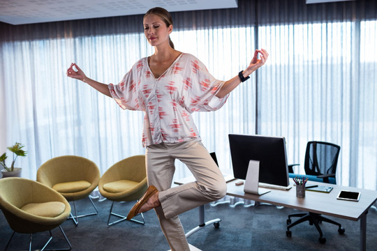 女人在办公室做瑜伽