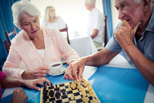 坐在一起下棋的老年人