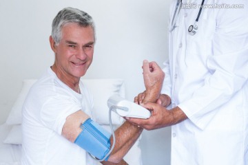 医生检查老年人的血压