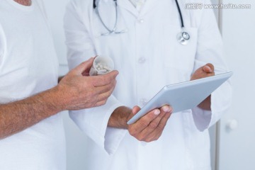 医生向病人展示平板电脑