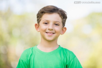 微笑的小男孩在公园里