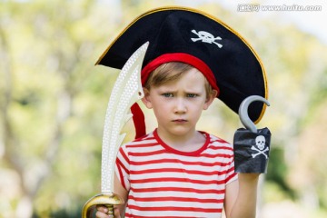 穿着海盗服的男孩