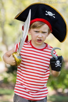 穿着海盗服的男孩