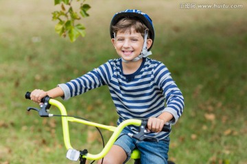 在公园里骑自行车的男孩