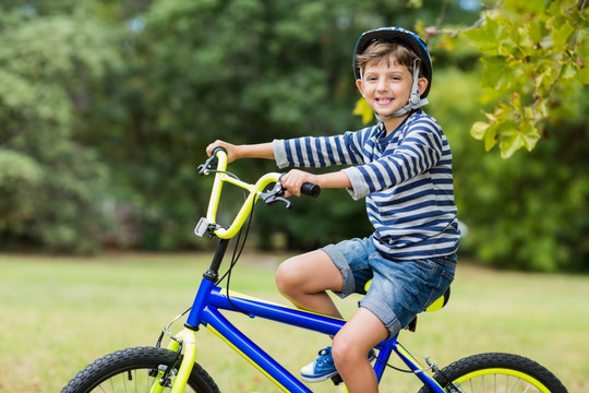 微笑的小男孩在骑自行车