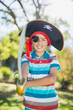 在公园里假装是一个海盗的男孩