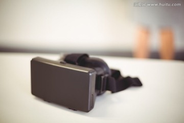 桌面上的虚拟现实耳机