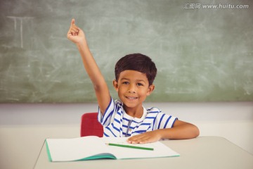 在教室里举手的男学生