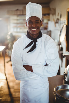 微笑的男厨师抱着双臂