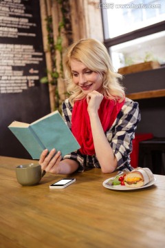 在咖啡馆里看书的女人