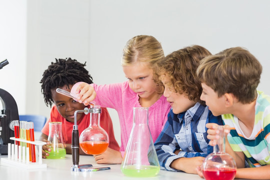 孩子们在实验室里做化学实验