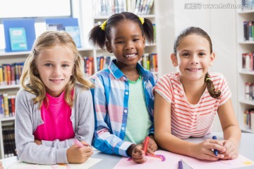 在图书馆学习的小学生