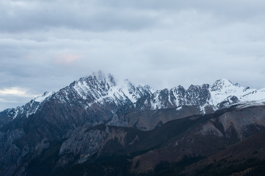 远眺德玛雪山