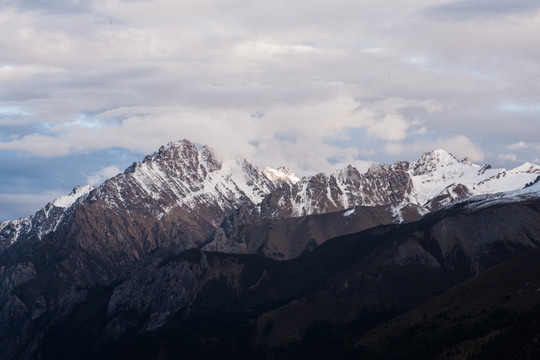 远眺德玛雪山