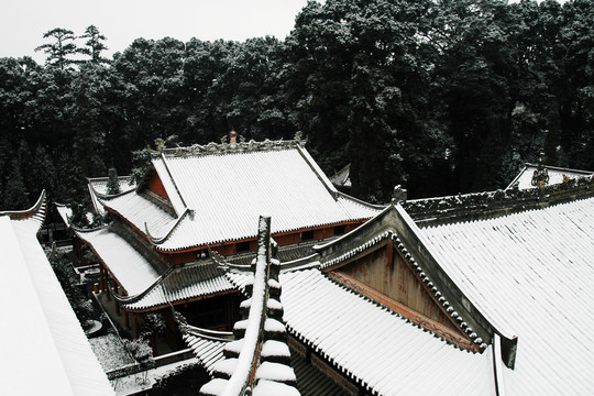 雪晕千年古寺