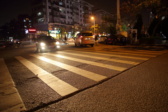 夜晚的斑马线