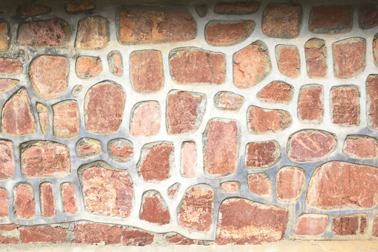 红色岩石堆砌的墙面