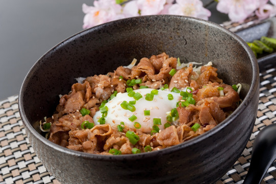 日式温泉蛋牛肉饭