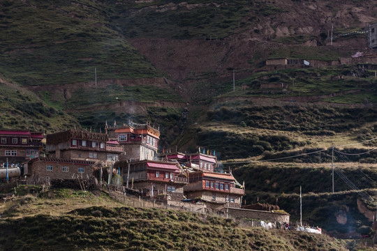 山坡上的藏族村寨 炊烟