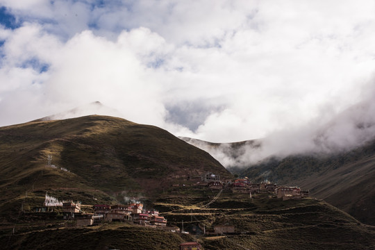 山坡上的藏族村寨 炊烟