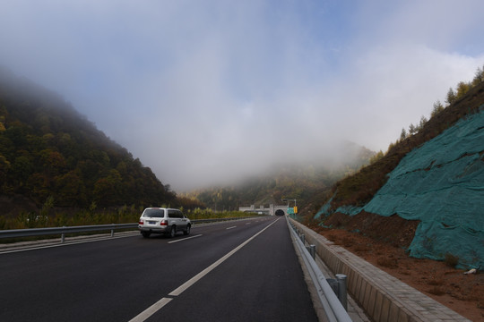 六盘山隧道入口