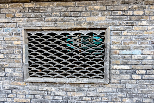 青砖墙 镂空瓦片窗