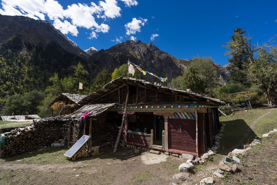 米堆冰川 米堆村 藏族村寨