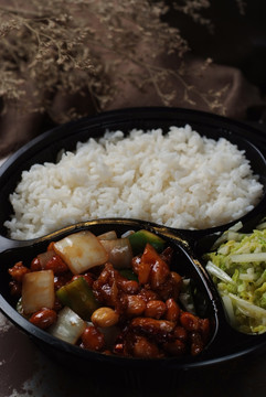 宫保鸡丁盒饭