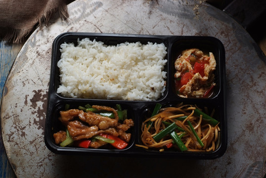 辣椒炒肉盒饭