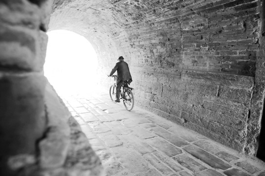 沧桑岁月 骑自行车经过古城门