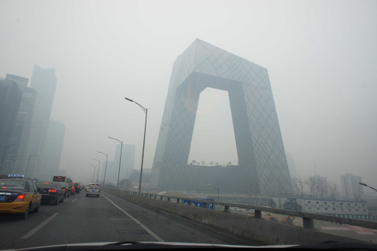 雾霾中的北京央视新址