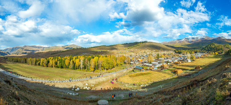 白哈巴村口全景图