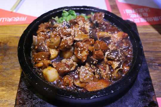 石锅土豆香菇烧鸡肉