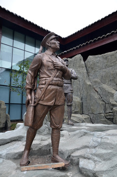 扛枪的红军战士雕塑
