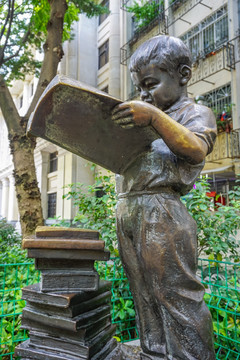 看书的小男孩雕塑