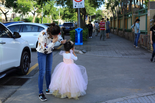 妈妈为幼儿圆女儿万圣节装扮服装